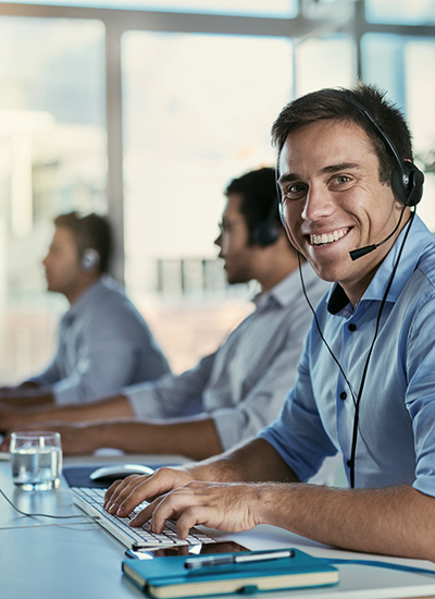 Customer support specialist assisting a client with network troubleshooting