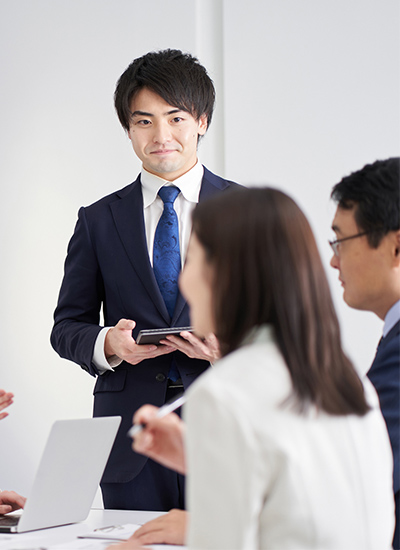 Japanese professional presenting IT consulting services in Japan during a team meeting